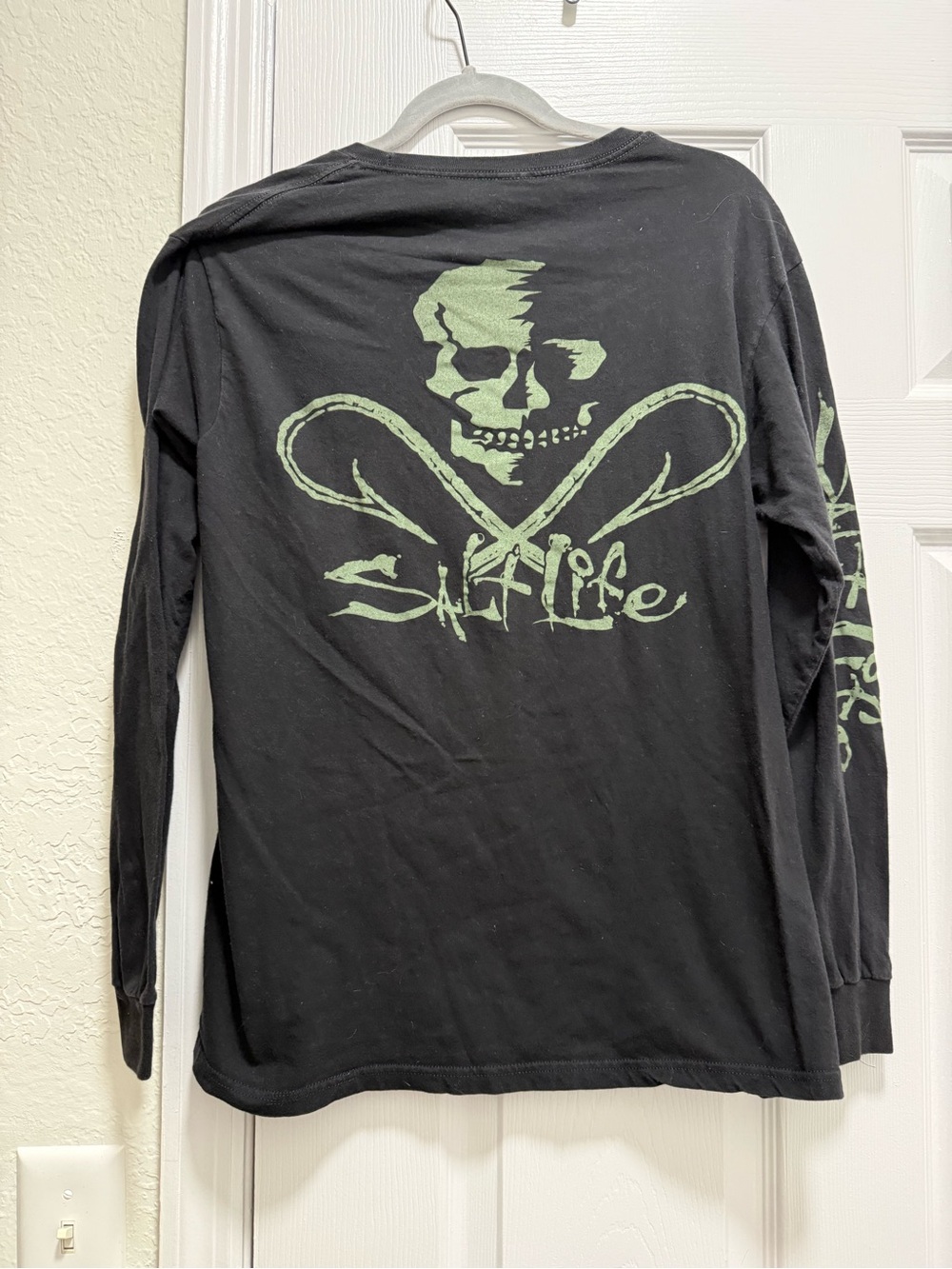 Salt
Life black long sleeve tee size medium